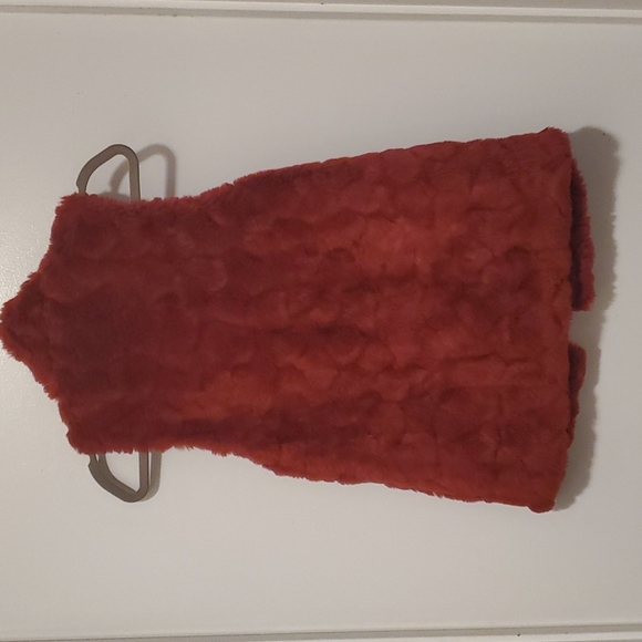LOVE TREE FUR - Burgundy Feaux Fur Vest Size Small (Perfect  for Valentines) - Picture 3 of 9